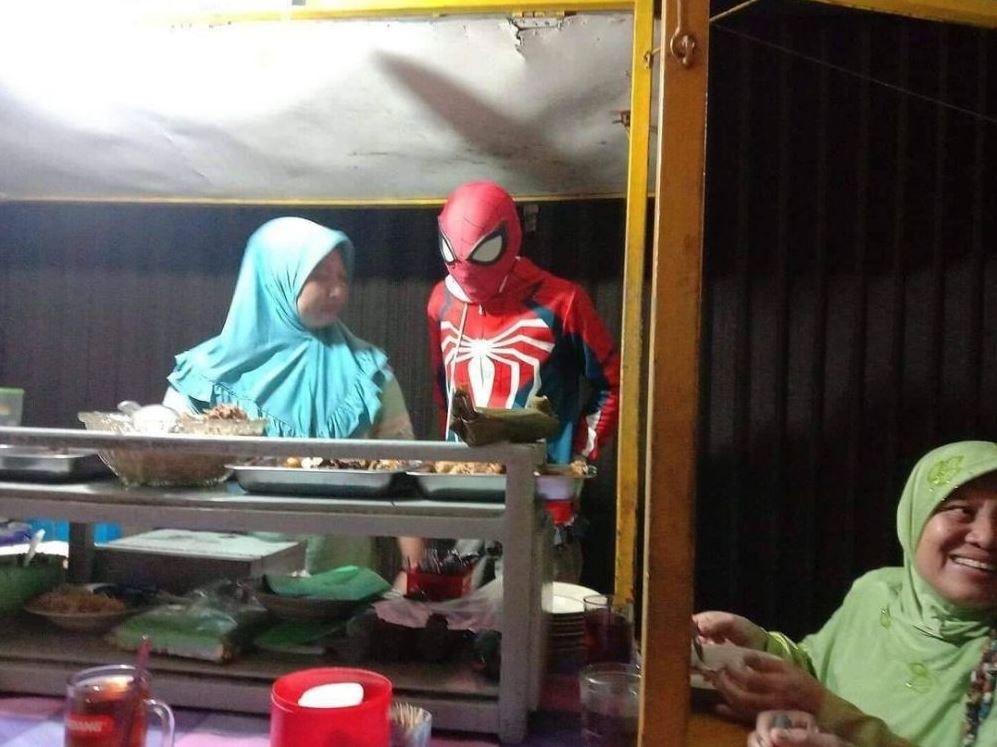Beberapa superhero suka jajan di pinggir jalan ini bikin ngakak